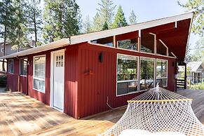 The Alice Cabin - Pet Friendly with Large Deck by Yosemite Region Reso