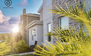 Lakeview Luxury 9 Bedroom & 5 Bathroom w Private Pool