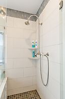 Barclay Klum House by WanderLodges