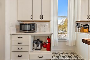 Barclay Klum House by WanderLodges