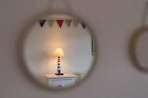 Ruby Cottage - Beachside Cottage With Views