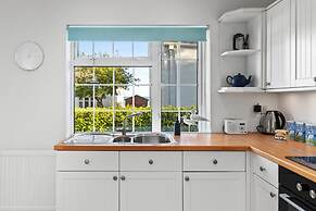 Ruby Cottage - Beachside Cottage With Views