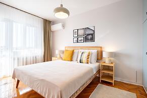 Sleek Flat With Sea View Balcony 2 min to Coast