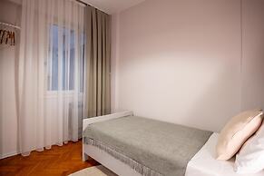 Sleek Flat With Sea View Balcony 2 min to Coast