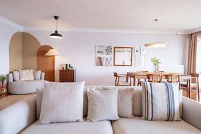 Sleek Flat With Sea View Balcony 2 min to Coast