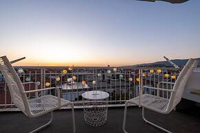 Sleek Flat With Sea View Balcony 2 min to Coast