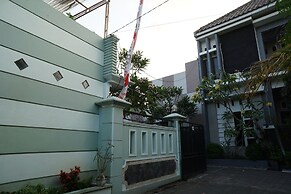 OYO Life 93045 Kost Putra Bu Ketut