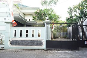 OYO Life 93045 Kost Putra Bu Ketut