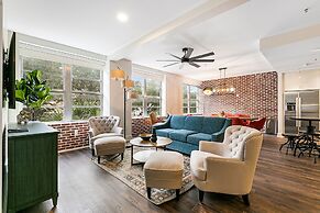 Gorgeous 4BR Condo Steps to FQ