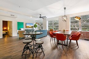 Gorgeous 4BR Condo Steps to FQ