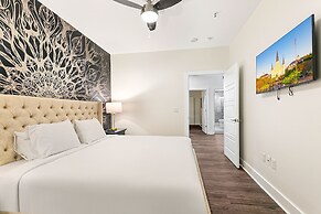 Gorgeous 4BR Condo Steps to FQ