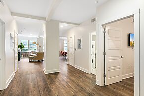 Gorgeous 4BR Condo Steps to FQ