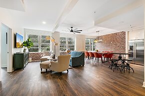 Gorgeous 4BR Condo Steps to FQ