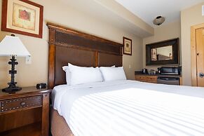 Silverado Lodge - 1 Bedroom Suite with King Bed & Pool View 1 Apartmen