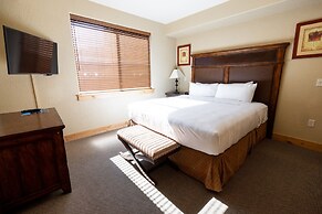 Silverado Lodge - 1 BR Suite, King Bed & Pool View by RedAwning - Save