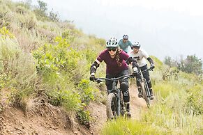 Silverado Lodge - 1 BR Suite, King Bed & Pool View by RedAwning - Save