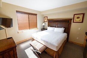 Silverado Lodge - 1 BR Suite, King Bed & Pool View by RedAwning - Save