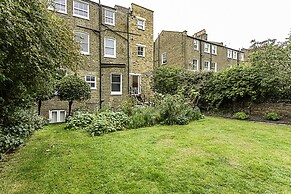 Clapham Charm: 2-bedroom Beauty