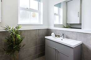 Clapham Charm: 2-bedroom Beauty