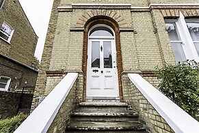 Clapham Charm: 2-bedroom Beauty