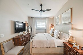 Elegant Naples Condo w/ Golf View & Community Pool