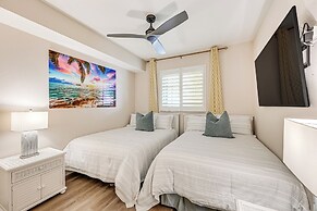 Elegant Naples Condo w/ Golf View & Community Pool