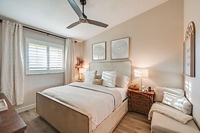 Elegant Naples Condo w/ Golf View & Community Pool