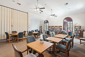 Elegant Naples Condo w/ Golf View & Community Pool