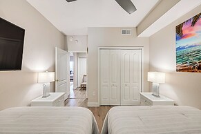 Elegant Naples Condo w/ Golf View & Community Pool