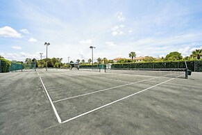 Elegant Naples Condo w/ Golf View & Community Pool