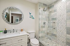 Elegant Naples Condo w/ Golf View & Community Pool