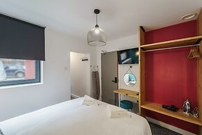Deluxe Studio Apartments