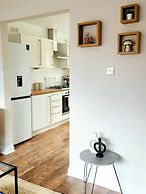 Modern 5 Bed Townhouse with Free Parking