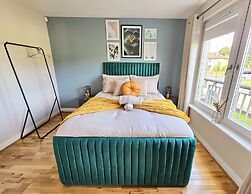 Modern 5 Bed Townhouse with Free Parking