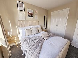 Modern 5 Bed Townhouse with Free Parking