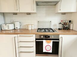 Modern 5 Bed Townhouse with Free Parking