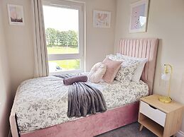 Modern 5 Bed Townhouse with Free Parking