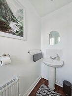 Modern 5 Bed Townhouse with Free Parking