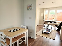 Modern 5 Bed Townhouse with Free Parking