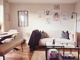 Modern 5 Bed Townhouse with Free Parking