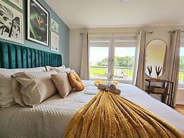 Modern 5 Bed Townhouse with Free Parking