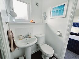 Modern 5 Bed Townhouse with Free Parking