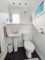 Modern 5 Bed Townhouse with Free Parking