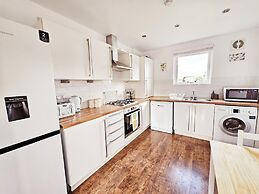 Modern 5 Bed Townhouse with Free Parking