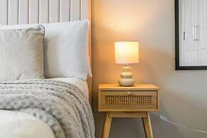 Modern 5 Bed Townhouse with Free Parking