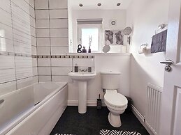 Modern 5 Bed Townhouse with Free Parking