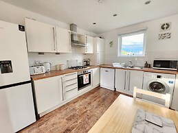 Modern 5 Bed Townhouse with Free Parking