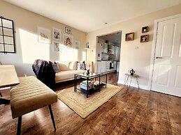 Modern 5 Bed Townhouse with Free Parking