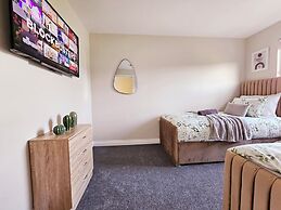 Modern 5 Bed Townhouse with Free Parking