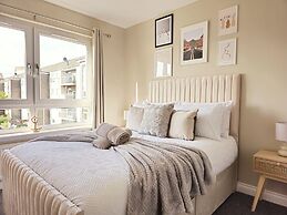 Modern 5 Bed Townhouse with Free Parking